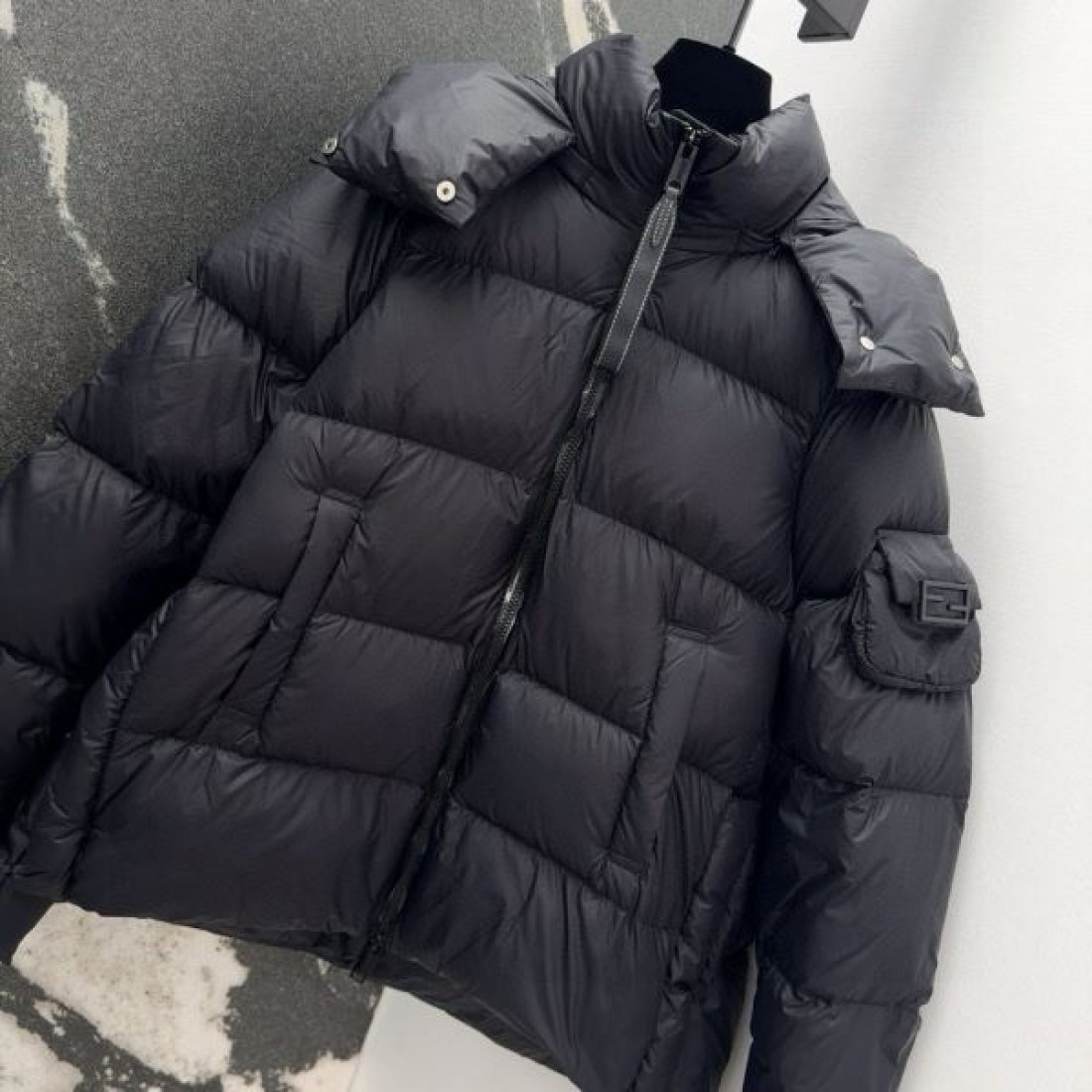ワークテイスト 袖ポケット デザイン性 FENDI フェンディ コピー フードダウンジャケット アーバンウェア