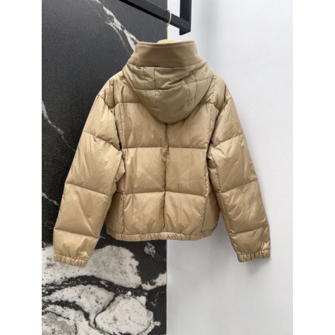 ボリュームフード キルティングフォルム アーバンスタイル LOUIS VUITTON ルイヴィトン コピー ダウンアウター