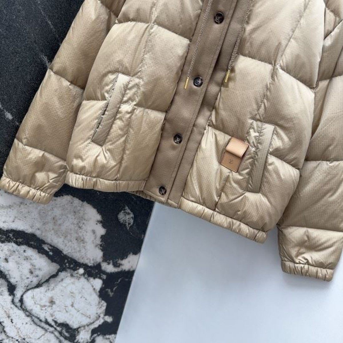 ボリュームフード キルティングフォルム アーバンスタイル LOUIS VUITTON ルイヴィトン コピー ダウンアウター