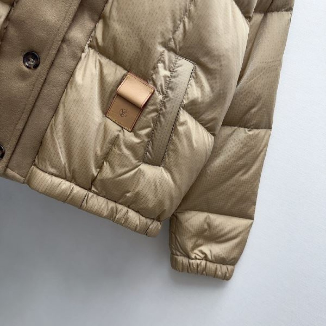 ボリュームフード キルティングフォルム アーバンスタイル LOUIS VUITTON ルイヴィトン コピー ダウンアウター