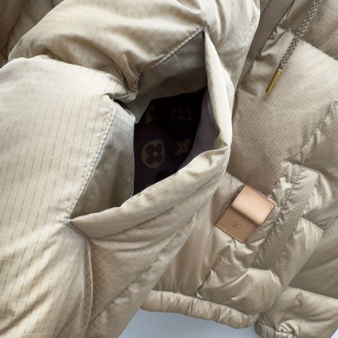 ボリュームフード キルティングフォルム アーバンスタイル LOUIS VUITTON ルイヴィトン コピー ダウンアウター