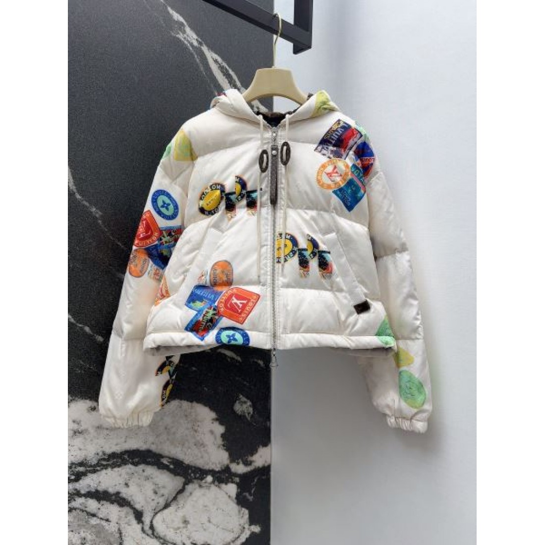 パッチワークデザイン グラフィック柄 フード付き LOUIS VUITTON ルイヴィトン コピー ダウンジャケット 個性派