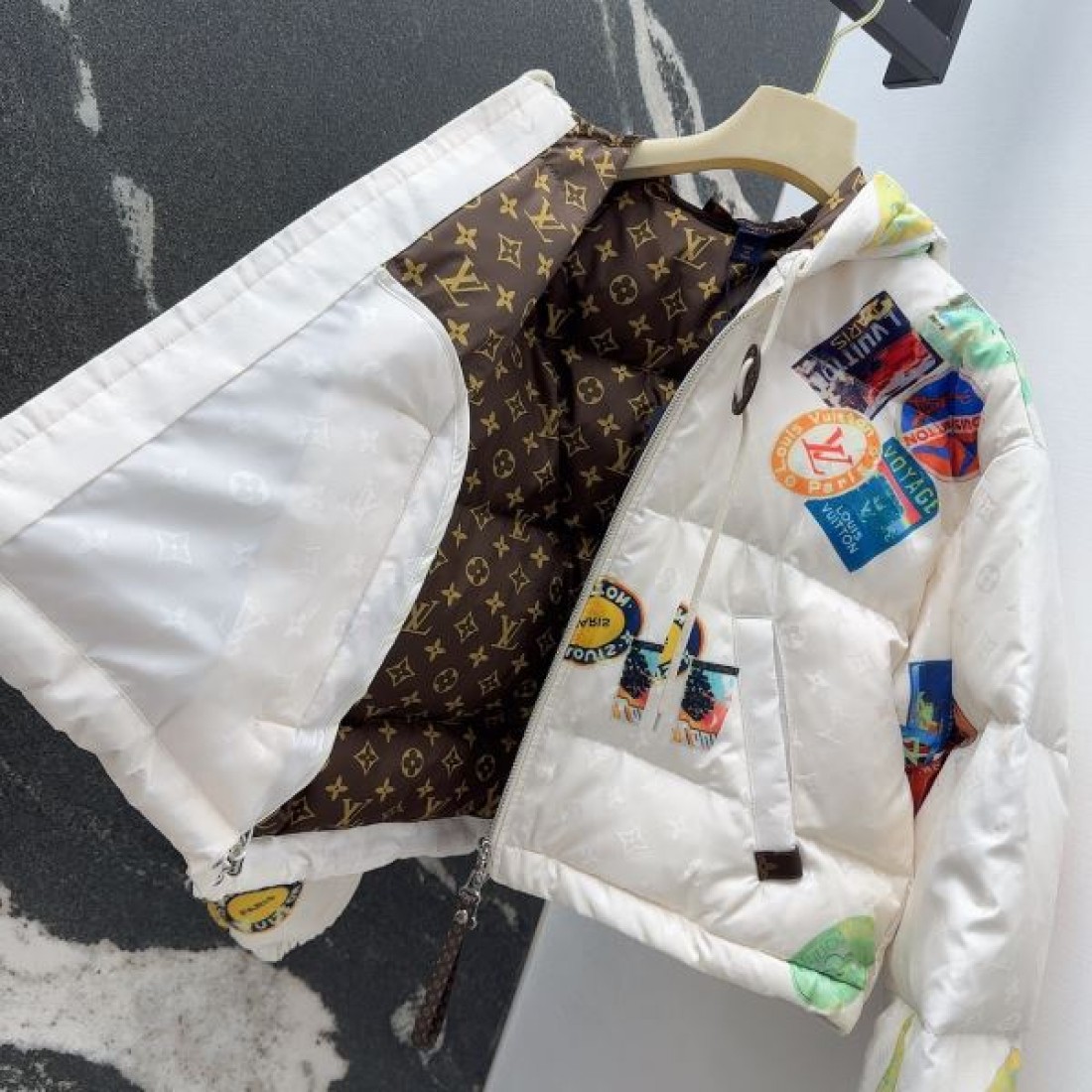 パッチワークデザイン グラフィック柄 フード付き LOUIS VUITTON ルイヴィトン コピー ダウンジャケット 個性派