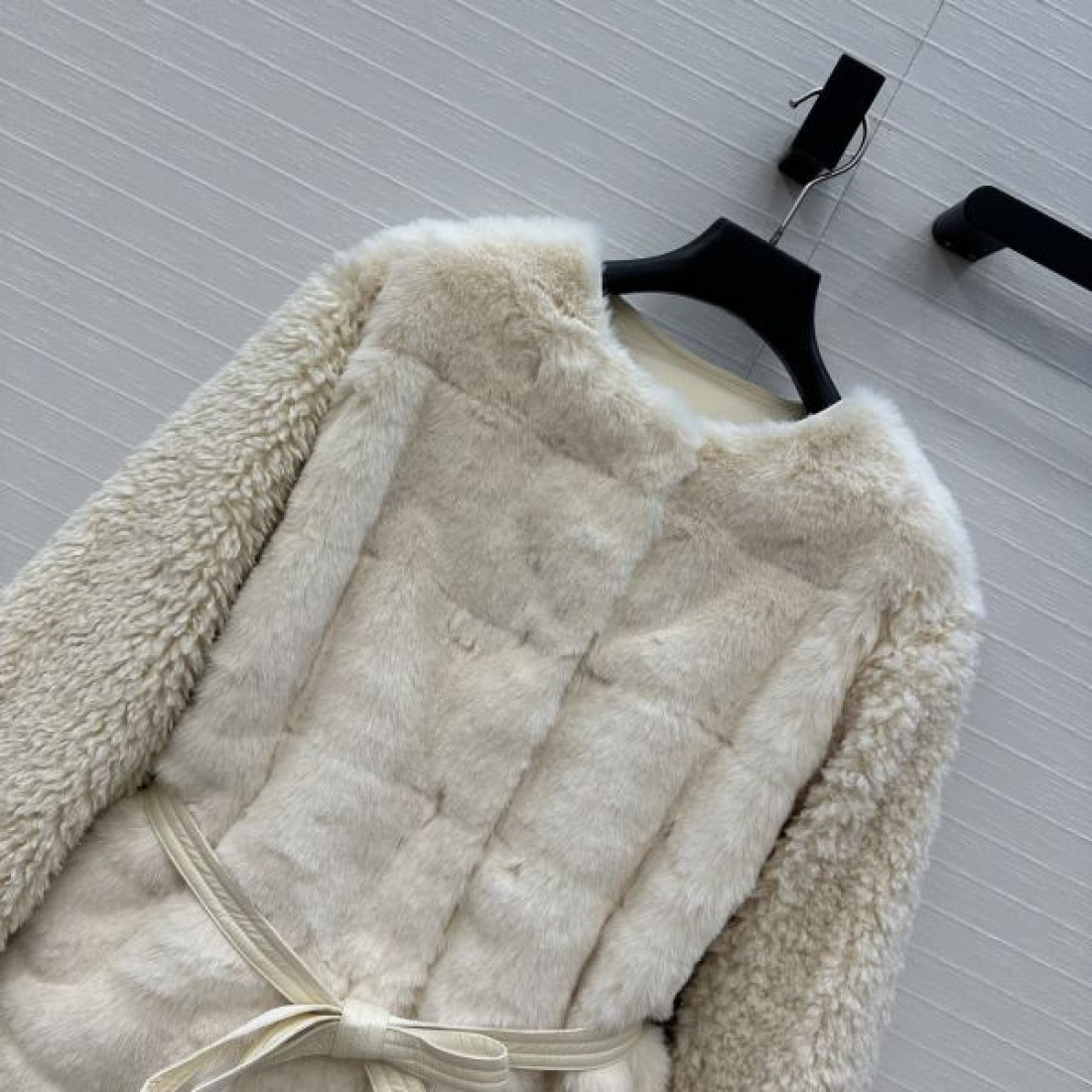 ベルト付き ファー風デザイン きれいめスタイル MONCLER モンクレール コピー ボアジャケット おしゃれアウター