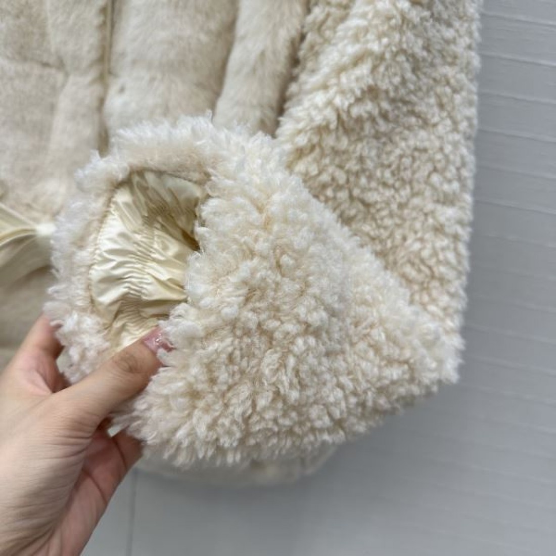 ベルト付き ファー風デザイン きれいめスタイル MONCLER モンクレール コピー ボアジャケット おしゃれアウター