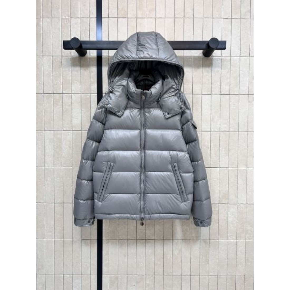 フードデザイン ジップアップ シンプルフォルム MONCLER モンクレール コピー ダウンジャケット 洗練スタイル