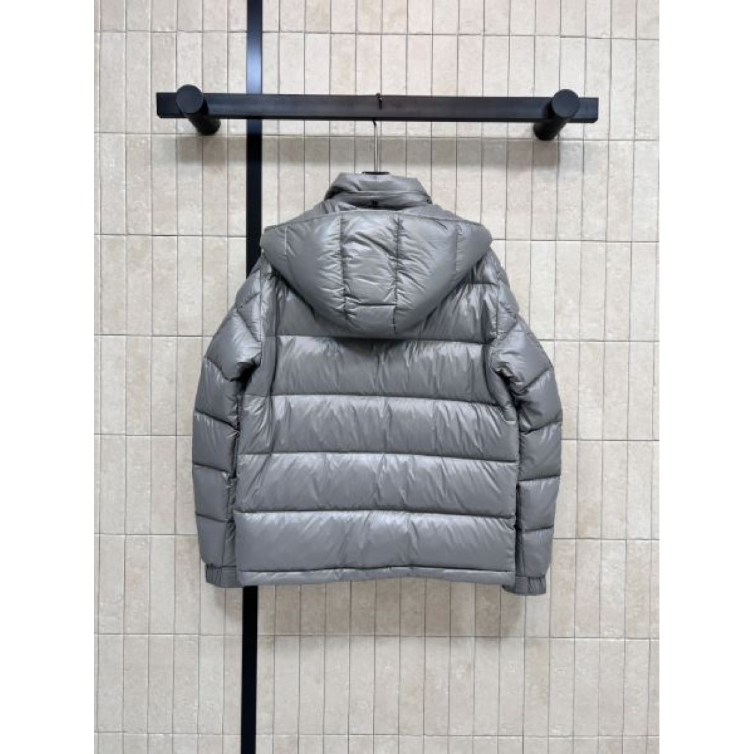 フードデザイン ジップアップ シンプルフォルム MONCLER モンクレール コピー ダウンジャケット 洗練スタイル