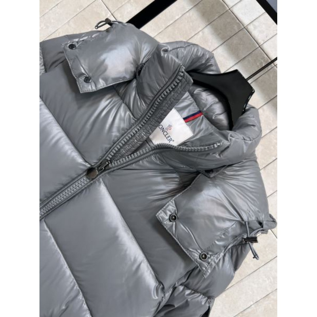 フードデザイン ジップアップ シンプルフォルム MONCLER モンクレール コピー ダウンジャケット 洗練スタイル