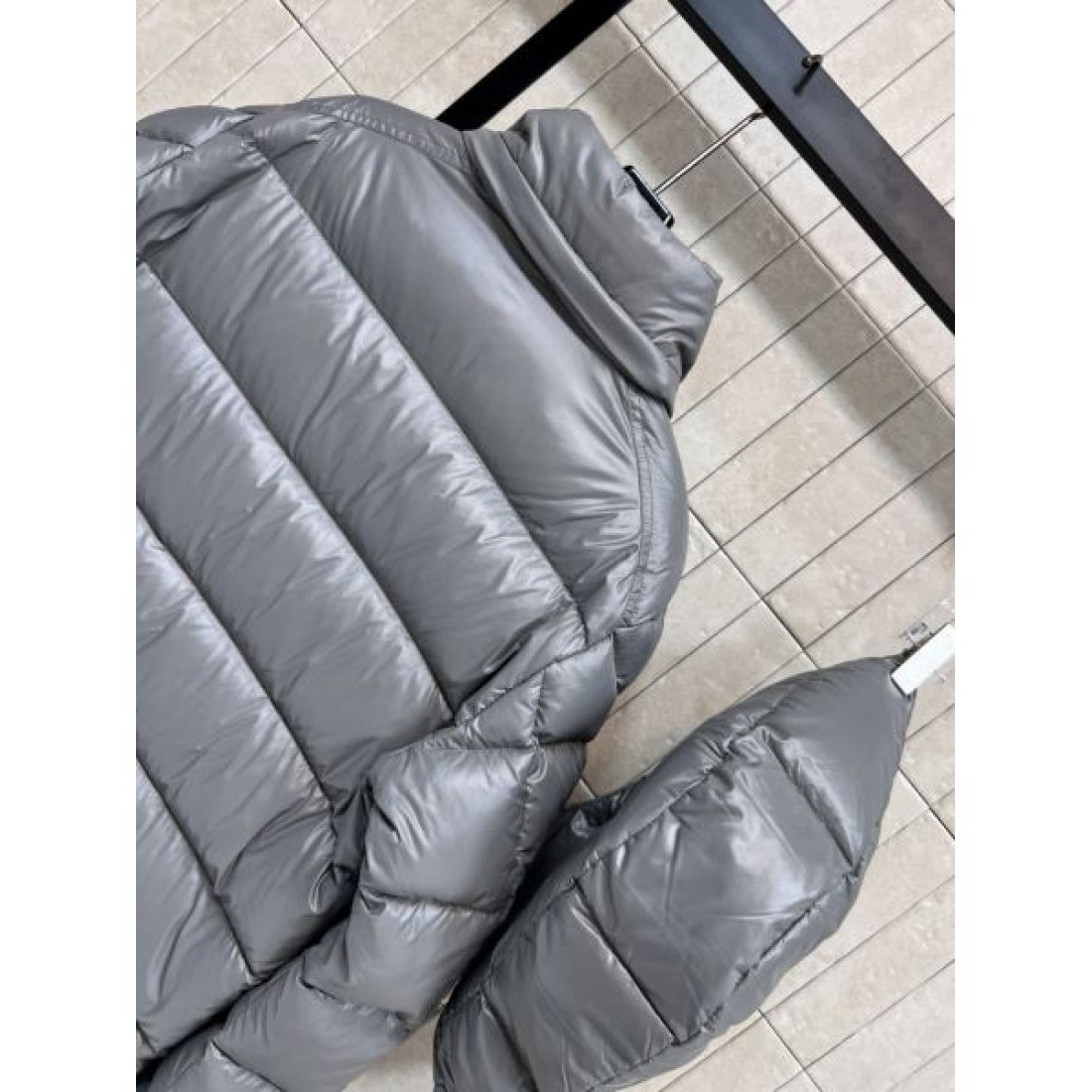 フードデザイン ジップアップ シンプルフォルム MONCLER モンクレール コピー ダウンジャケット 洗練スタイル