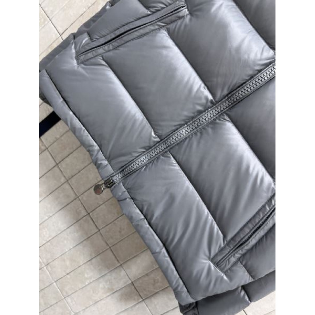 フードデザイン ジップアップ シンプルフォルム MONCLER モンクレール コピー ダウンジャケット 洗練スタイル