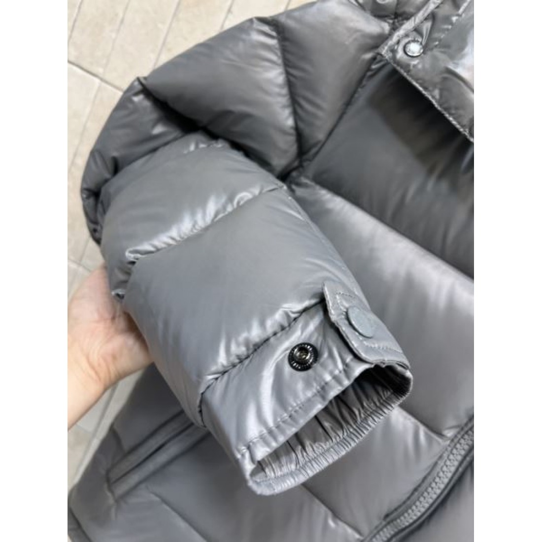 フードデザイン ジップアップ シンプルフォルム MONCLER モンクレール コピー ダウンジャケット 洗練スタイル