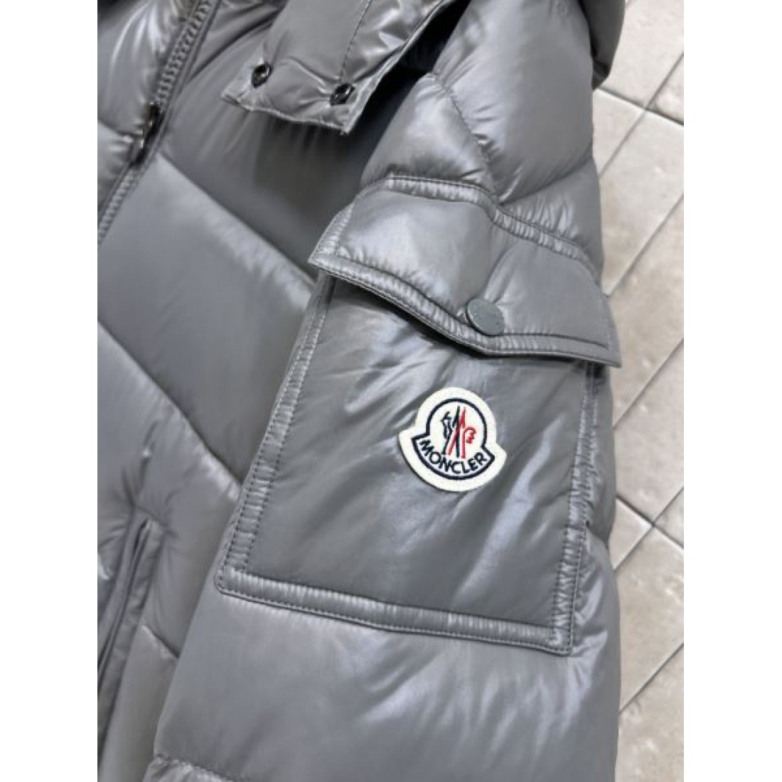 フードデザイン ジップアップ シンプルフォルム MONCLER モンクレール コピー ダウンジャケット 洗練スタイル