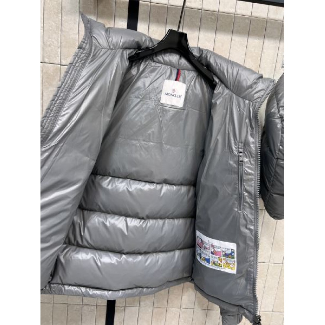 フードデザイン ジップアップ シンプルフォルム MONCLER モンクレール コピー ダウンジャケット 洗練スタイル