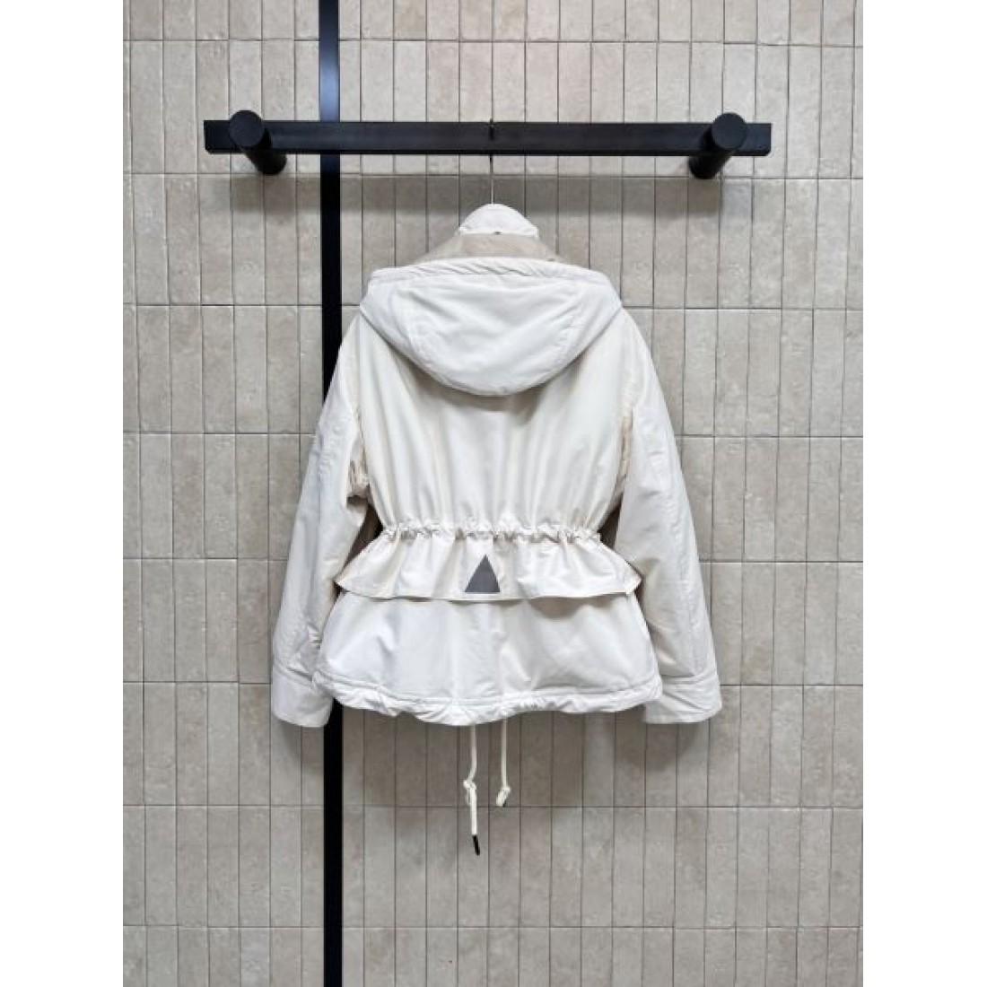 フーデッドデザイン ミリタリーテイスト 立体フォルム MONCLER モンクレール コピー アウター おしゃれ