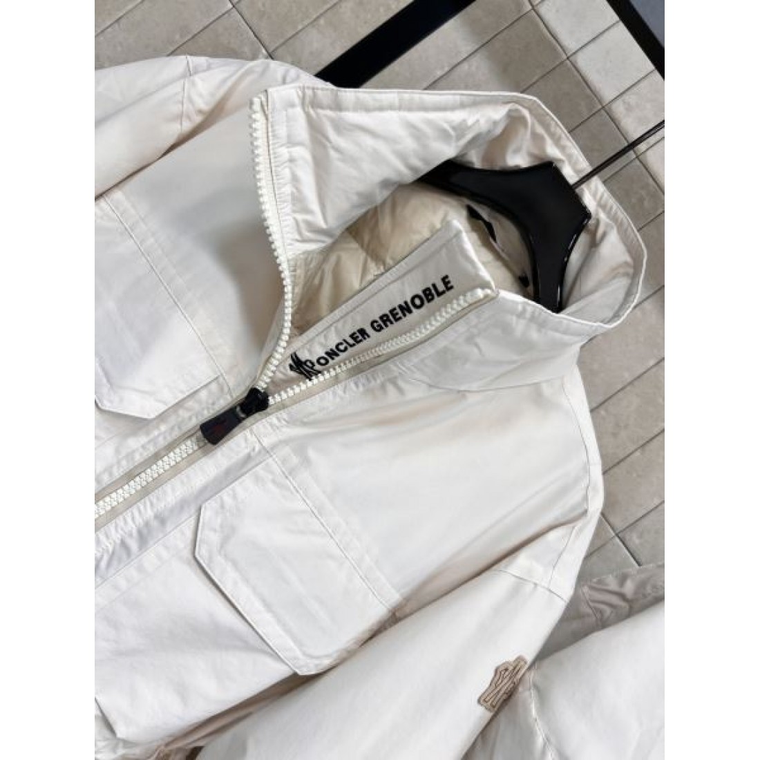 フーデッドデザイン ミリタリーテイスト 立体フォルム MONCLER モンクレール コピー アウター おしゃれ