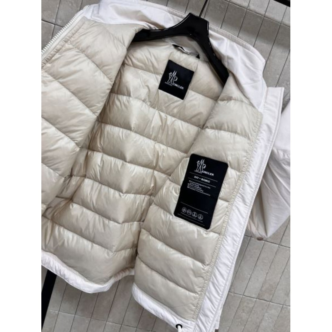 フーデッドデザイン ミリタリーテイスト 立体フォルム MONCLER モンクレール コピー アウター おしゃれ