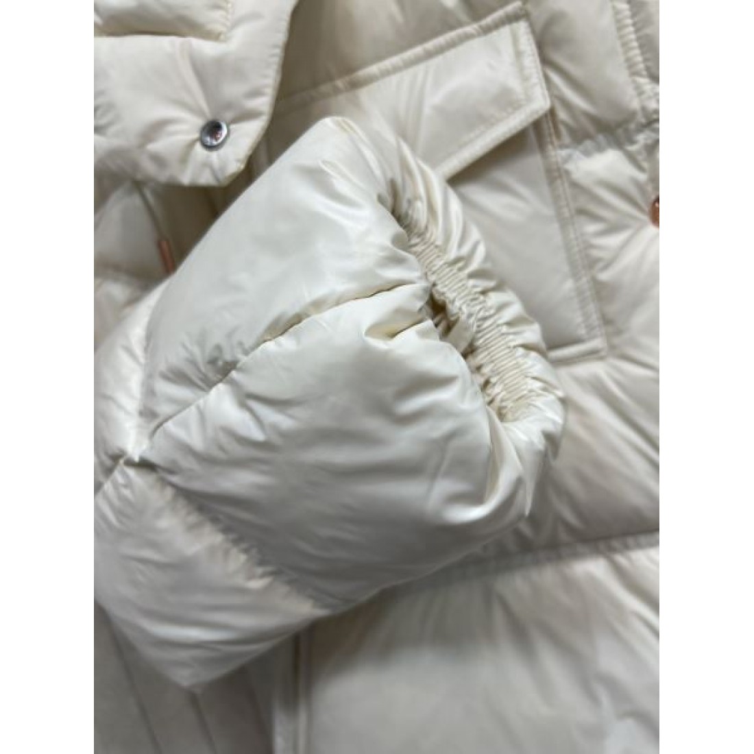立体フード ショート丈 上品カジュアル MONCLER モンクレール コピー ダウンジャケット 注目モデル