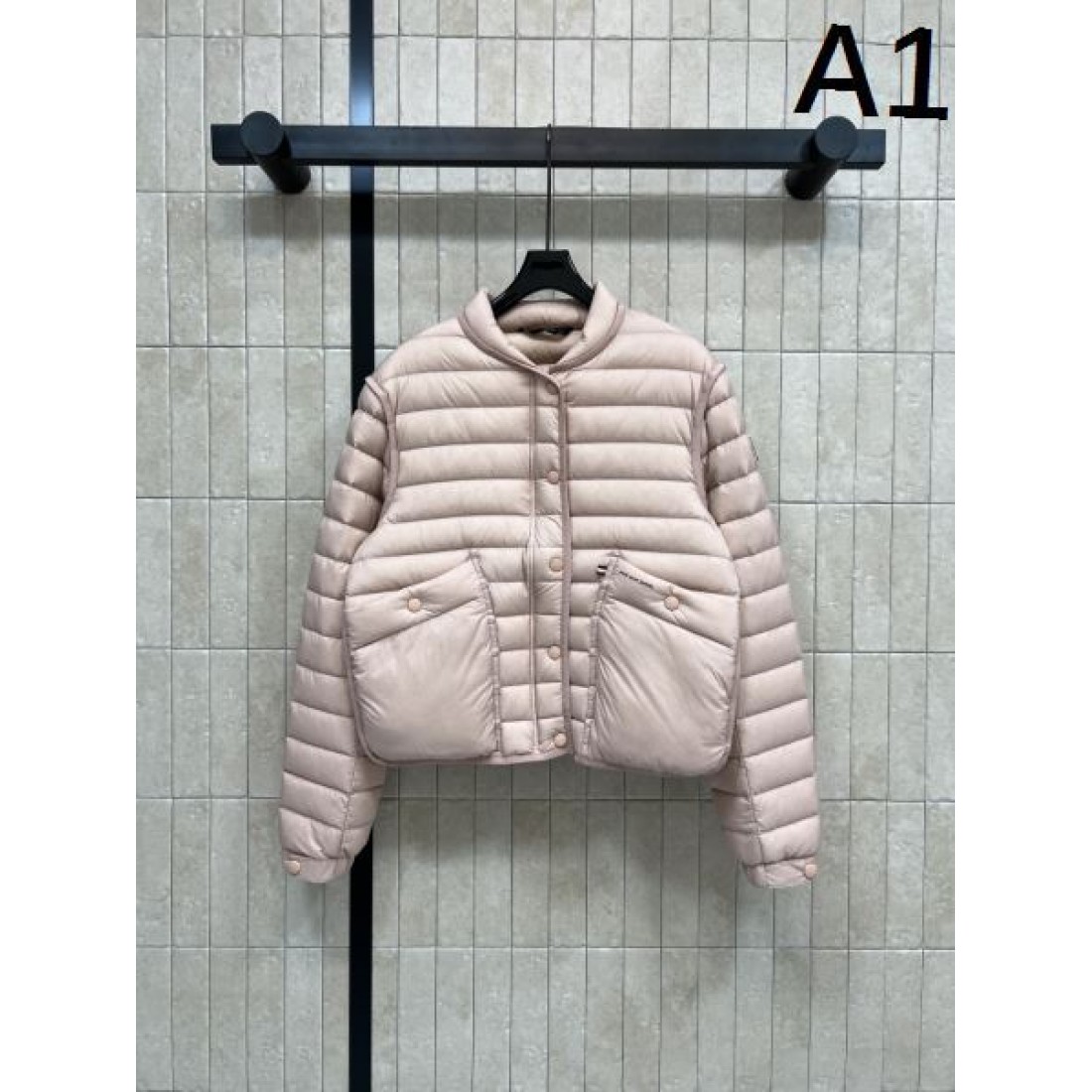 ラウンドネック コンパクト丈 軽やかコーデ MONCLER モンクレール コピー ダウンアウター 好印象アイテム