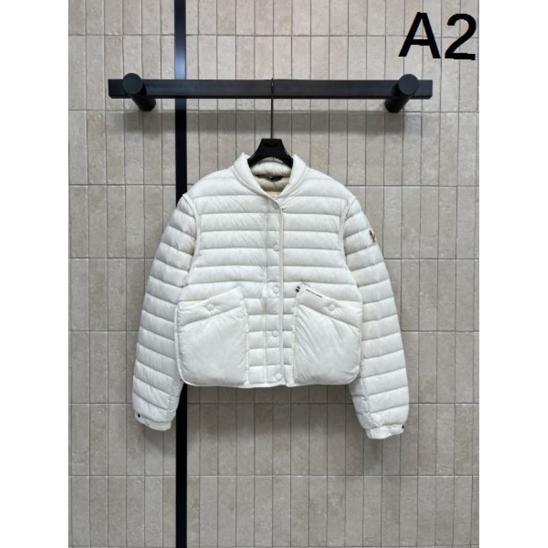 ラウンドネック コンパクト丈 軽やかコーデ MONCLER モンクレール コピー ダウンアウター 好印象アイテム