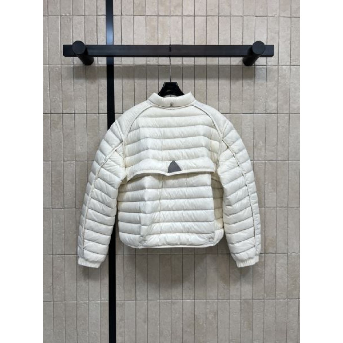 ラウンドネック コンパクト丈 軽やかコーデ MONCLER モンクレール コピー ダウンアウター 好印象アイテム