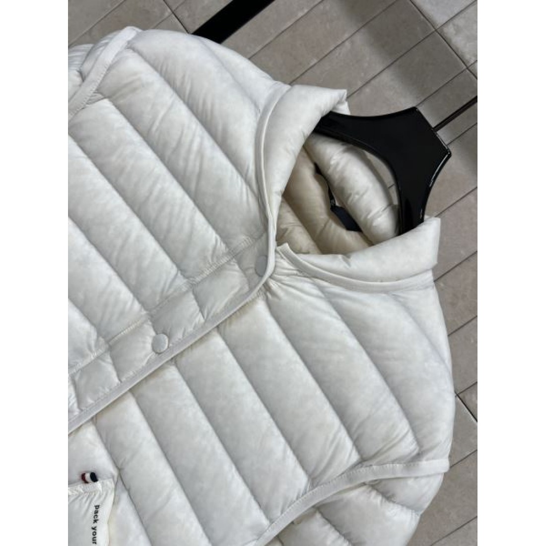 ラウンドネック コンパクト丈 軽やかコーデ MONCLER モンクレール コピー ダウンアウター 好印象アイテム