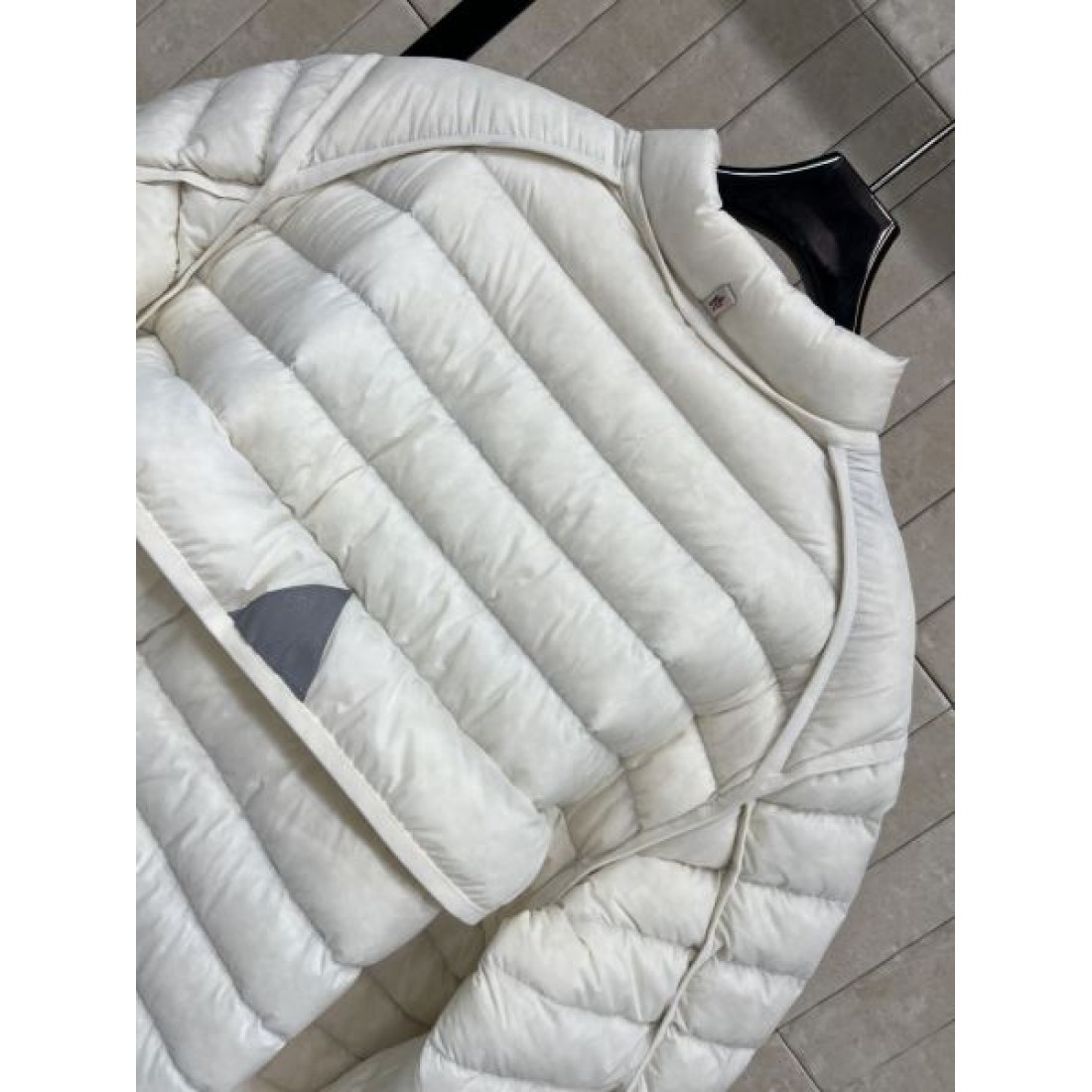 ラウンドネック コンパクト丈 軽やかコーデ MONCLER モンクレール コピー ダウンアウター 好印象アイテム