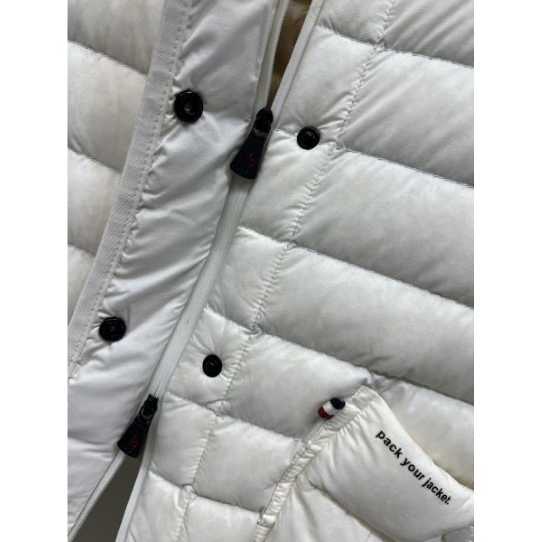 ラウンドネック コンパクト丈 軽やかコーデ MONCLER モンクレール コピー ダウンアウター 好印象アイテム