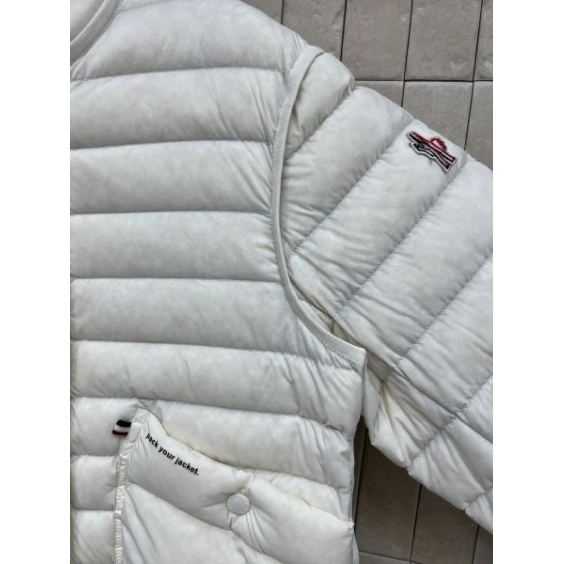 ラウンドネック コンパクト丈 軽やかコーデ MONCLER モンクレール コピー ダウンアウター 好印象アイテム