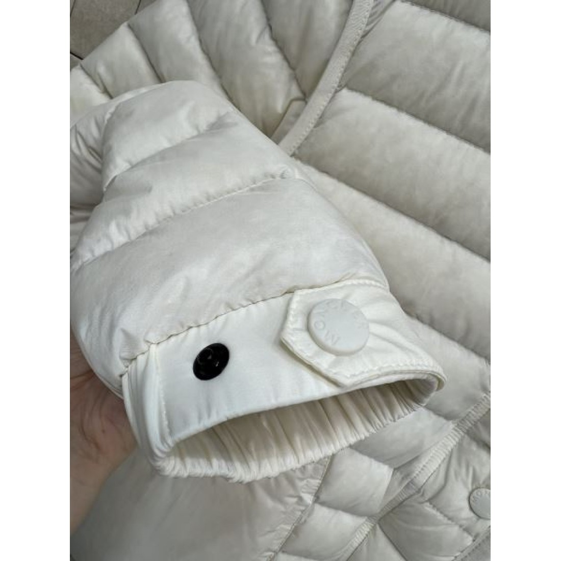 ラウンドネック コンパクト丈 軽やかコーデ MONCLER モンクレール コピー ダウンアウター 好印象アイテム