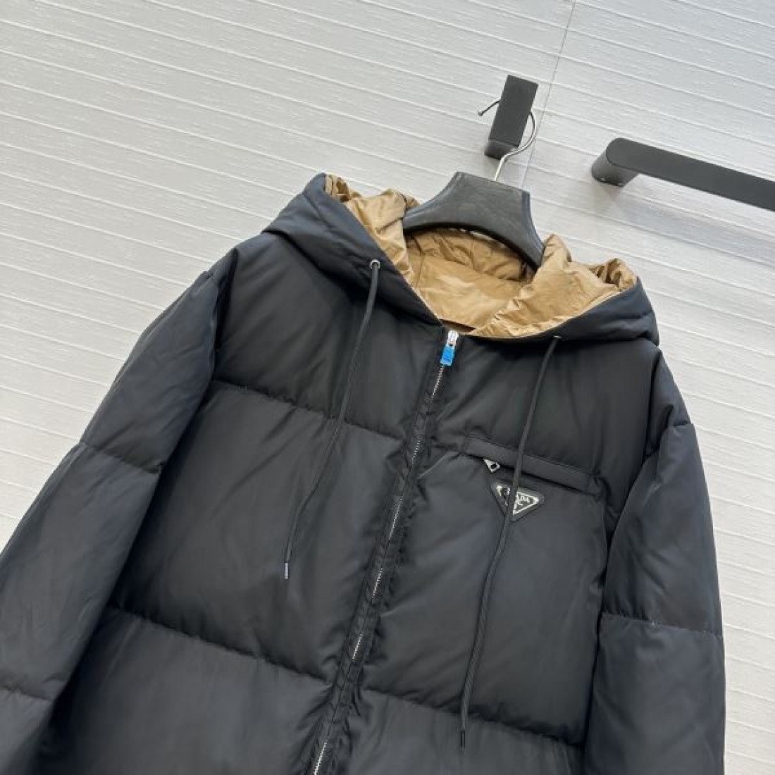 トライアングルロゴ カジュアルモード 防寒コーデ PRADA プラダ コピー ダウンアウター 注目ウェア
