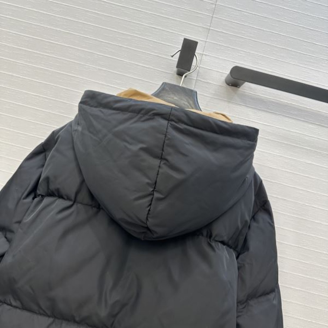 トライアングルロゴ カジュアルモード 防寒コーデ PRADA プラダ コピー ダウンアウター 注目ウェア
