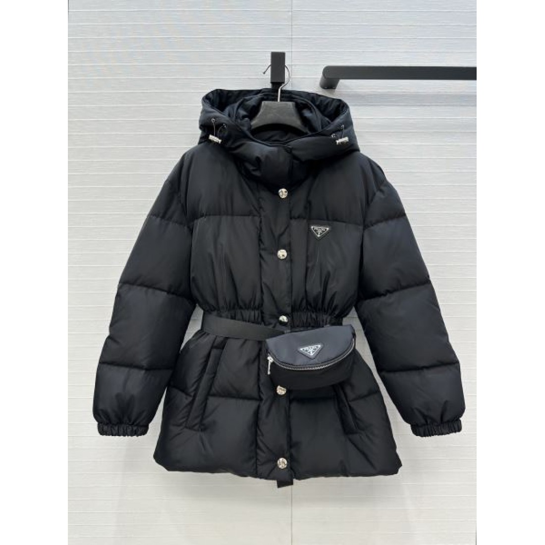 三角ロゴ ミドル丈 スポーティーモード PRADA プラダ コピー ベルテッドダウン 冬の注目モデル