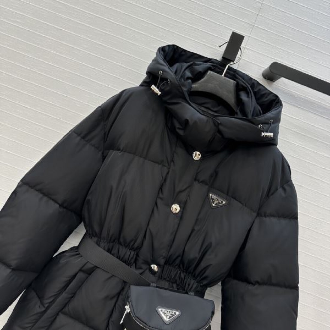 三角ロゴ ミドル丈 スポーティーモード PRADA プラダ コピー ベルテッドダウン 冬の注目モデル