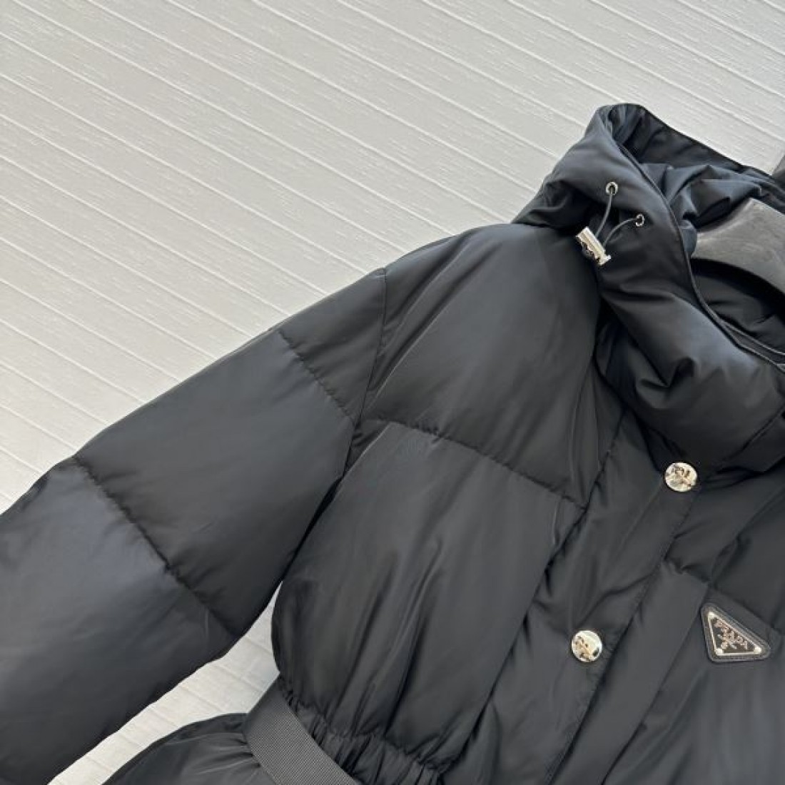 三角ロゴ ミドル丈 スポーティーモード PRADA プラダ コピー ベルテッドダウン 冬の注目モデル