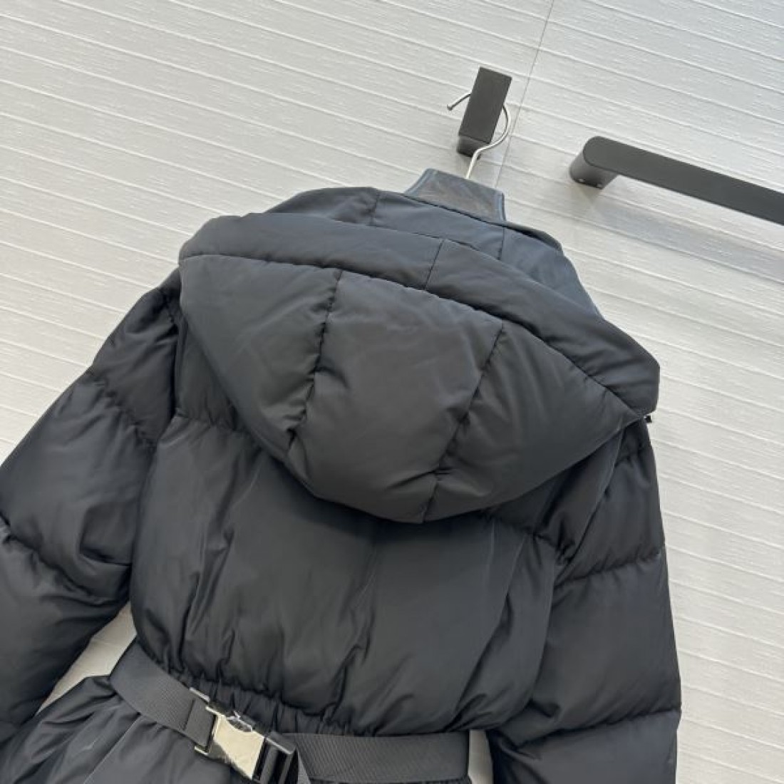 三角ロゴ ミドル丈 スポーティーモード PRADA プラダ コピー ベルテッドダウン 冬の注目モデル