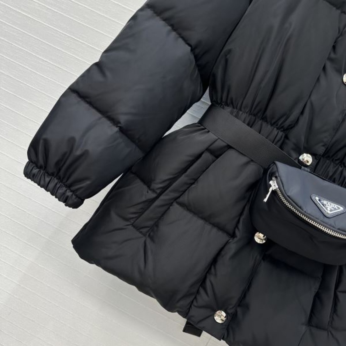 三角ロゴ ミドル丈 スポーティーモード PRADA プラダ コピー ベルテッドダウン 冬の注目モデル