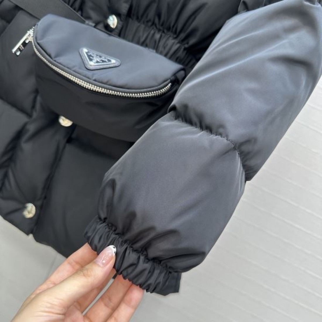 三角ロゴ ミドル丈 スポーティーモード PRADA プラダ コピー ベルテッドダウン 冬の注目モデル