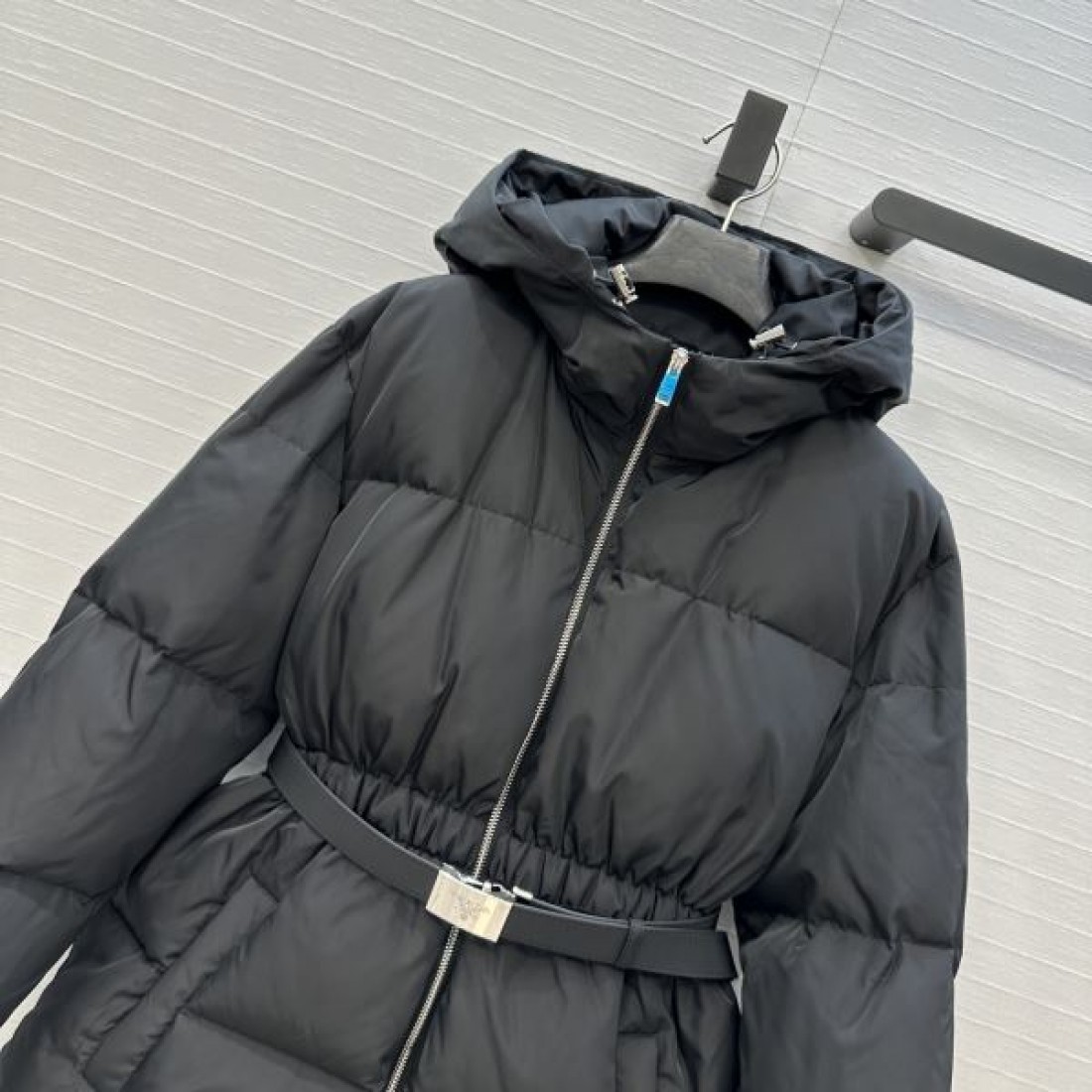 ベルト付き フードデザイン 2026新作 美シルエット PRADA プラダ コピー ダウンジャケット 冬コーデ