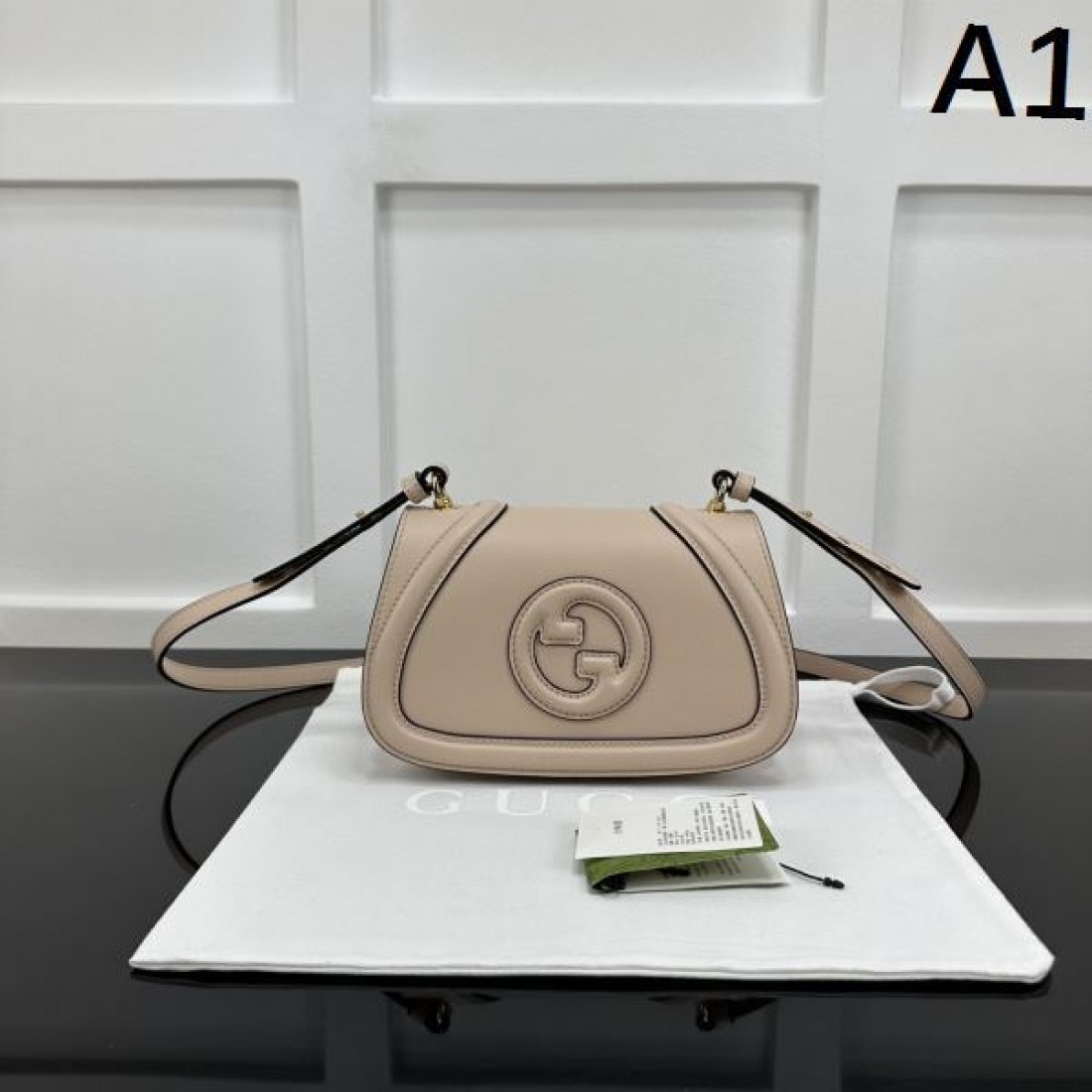 GGロゴ ミニショルダーバッグ 人気商品 ラウンドフォルム GUCCI グッチ コピー バッグ きれいめカジュアル