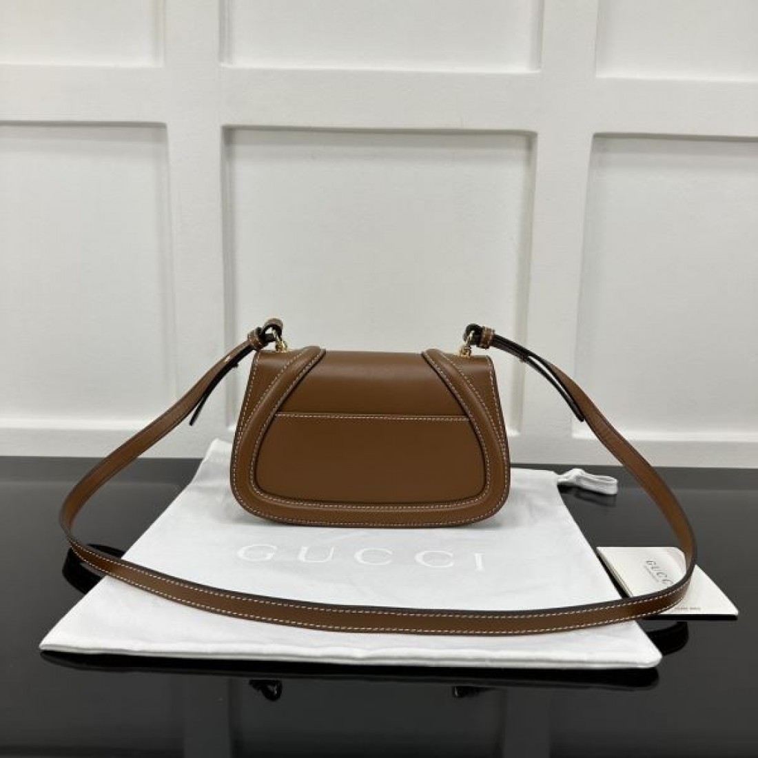 GGロゴ ミニショルダーバッグ 人気商品 ラウンドフォルム GUCCI グッチ コピー バッグ きれいめカジュアル