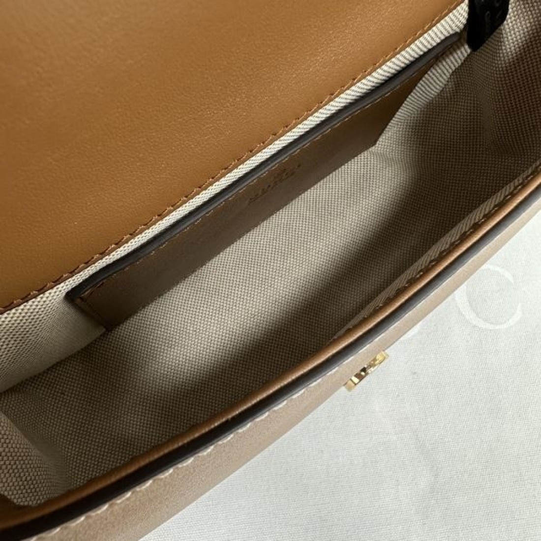 GGロゴ ミニショルダーバッグ 人気商品 ラウンドフォルム GUCCI グッチ コピー バッグ きれいめカジュアル