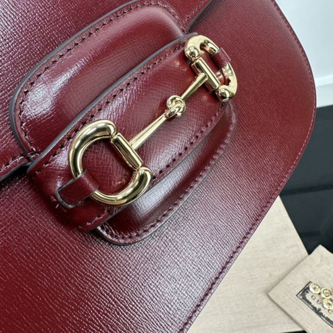 レザーフラップショルダーバッグ 人気商品 ホースビット金具 GUCCI グッチ コピー バッグ きれいめクラシック
