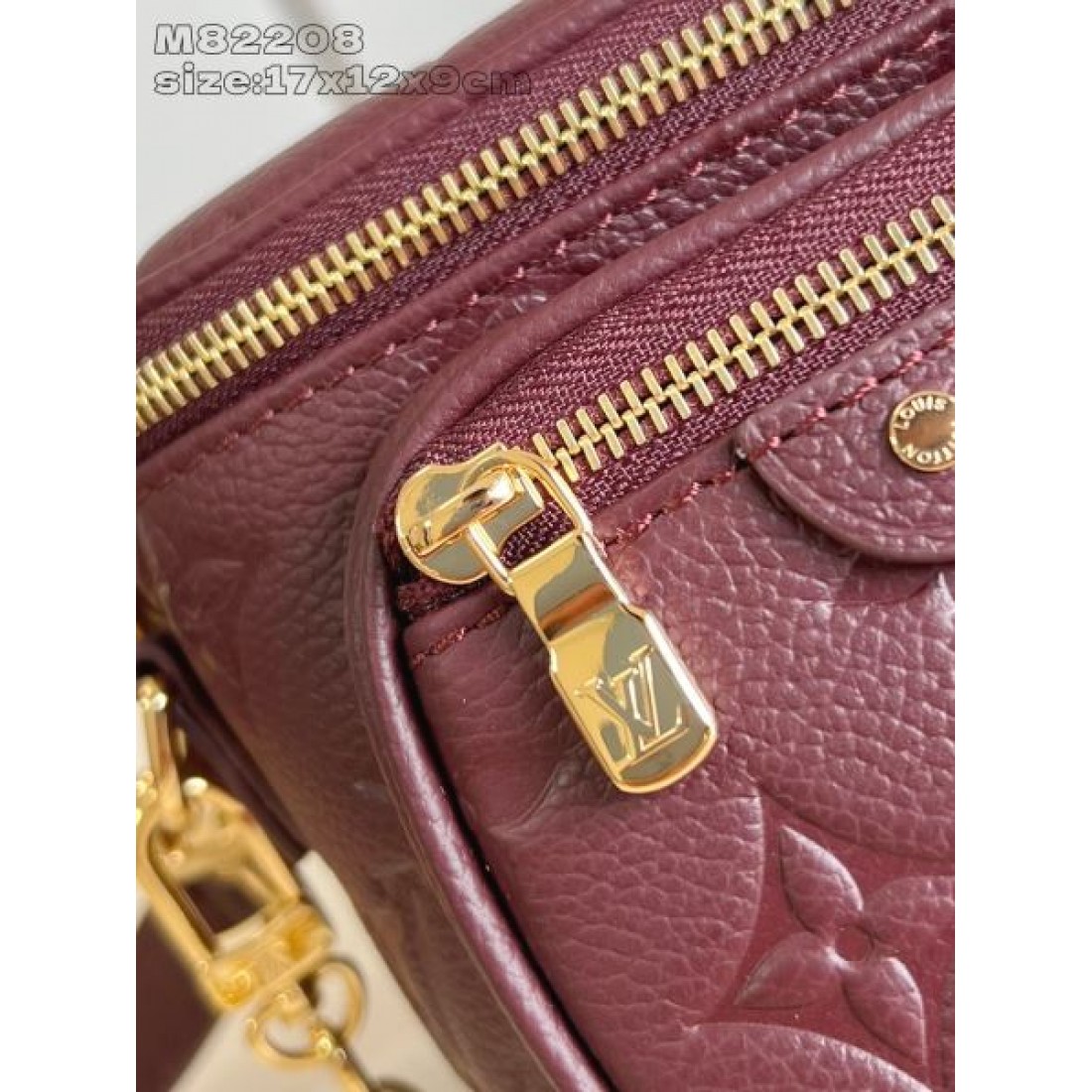 モノグラムエンボス ミニショルダーバッグ 人気商品 LOUIS VUITTON ルイヴィトン コピー バッグ チェーン付き コンパクトサイズ