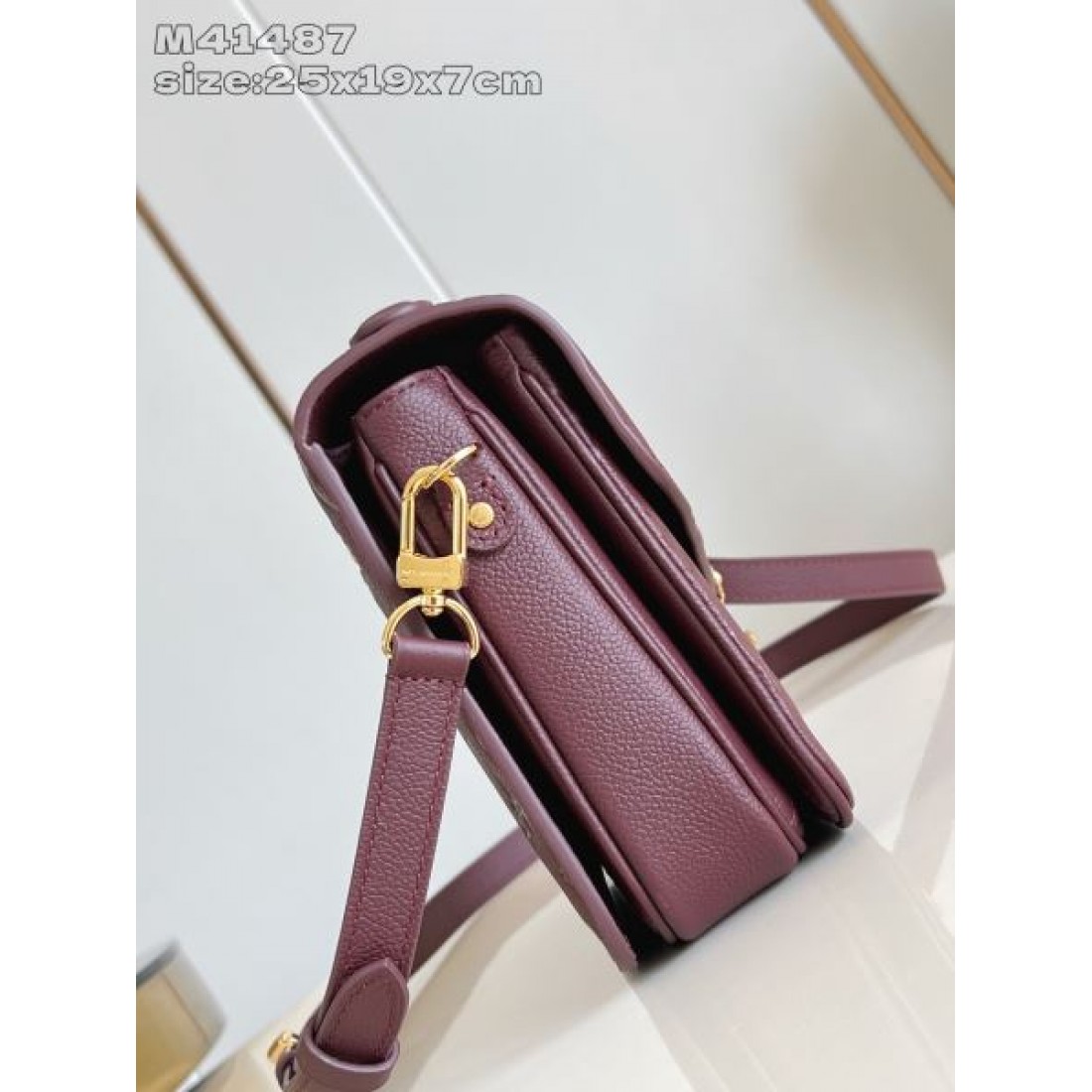レザークロスボディバッグ 売れ筋候補 ゴールド金具 LOUIS VUITTON ルイヴィトン コピー バッグ スタイリングアイテム