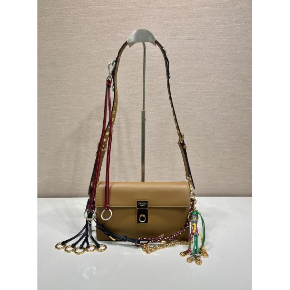 フラップバッグ マルチストラップ 売れ筋候補 PRADA プラダ コピー バッグ ゴールド金具 上品カジュアル