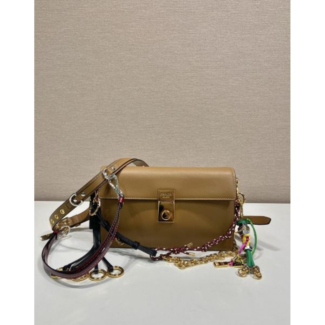 フラップバッグ マルチストラップ 売れ筋候補 PRADA プラダ コピー バッグ ゴールド金具 上品カジュアル