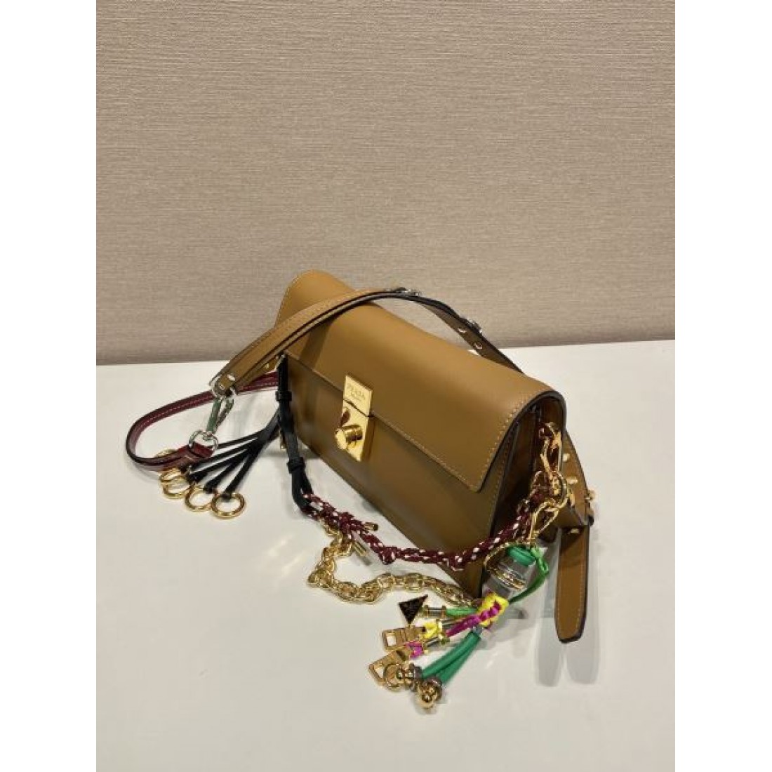 フラップバッグ マルチストラップ 売れ筋候補 PRADA プラダ コピー バッグ ゴールド金具 上品カジュアル