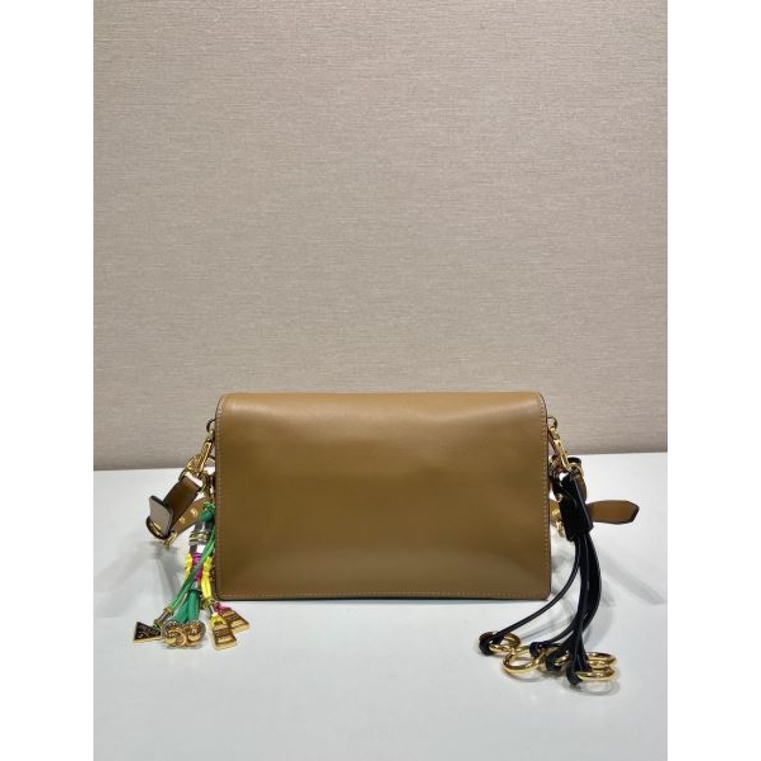 フラップバッグ マルチストラップ 売れ筋候補 PRADA プラダ コピー バッグ ゴールド金具 上品カジュアル