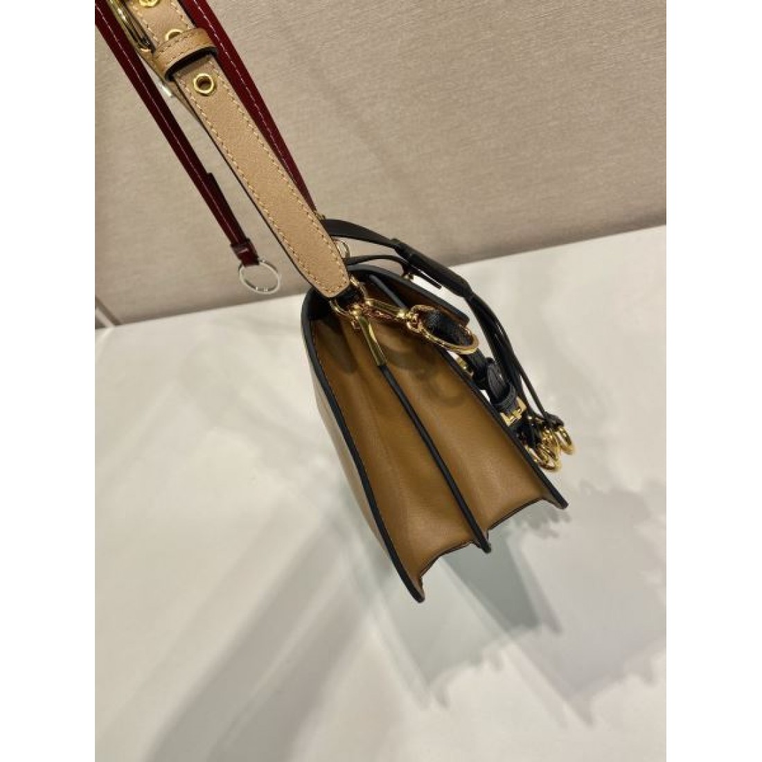 フラップバッグ マルチストラップ 売れ筋候補 PRADA プラダ コピー バッグ ゴールド金具 上品カジュアル