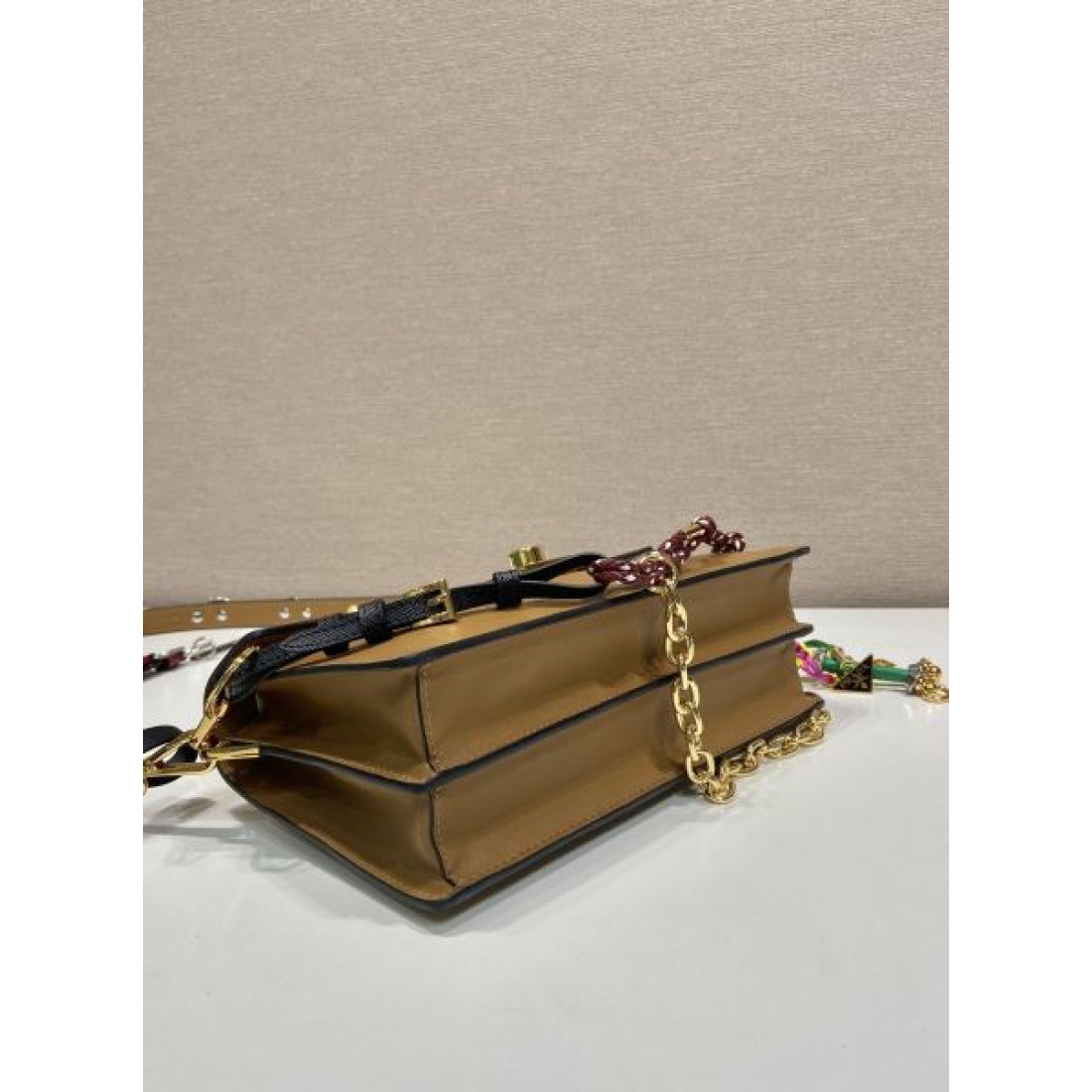 フラップバッグ マルチストラップ 売れ筋候補 PRADA プラダ コピー バッグ ゴールド金具 上品カジュアル